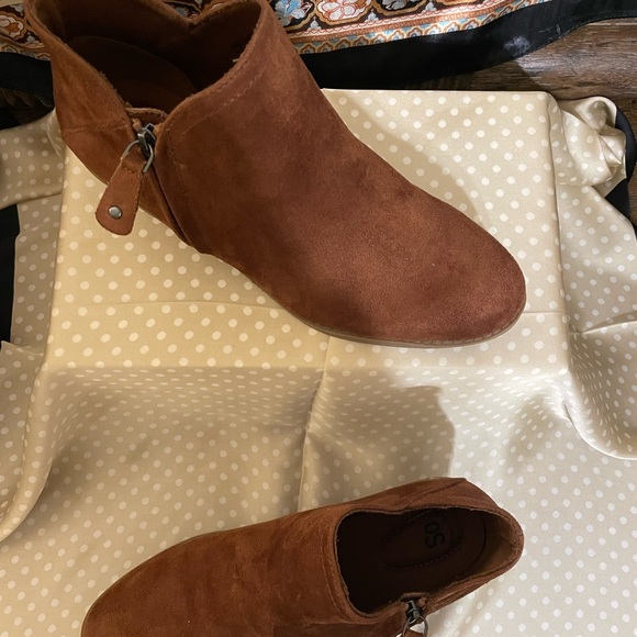 SO brand ankle boots, super comfy! Never worn, slightly too big for my foot. - Picture 4 of 5
